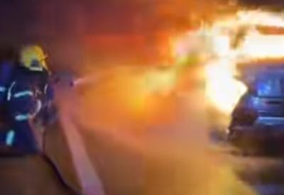 Plamen na sve strane, vatrogasci pokušavaju da obuzdaju vatru: Zapalio se automobil na putu ka Novom Sadu, prizor je jeziv (VIDEO)