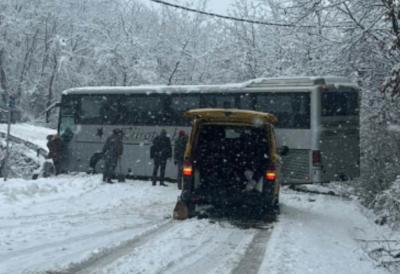 Sneg je okovao Srbiju - Kolaps na popularnim planinama: Autobus zaglavljen, saobraćaj u prekidu "Bukvalno milimo" (FOTO/VIDEO)