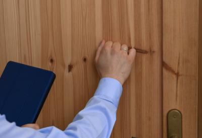 Pozivaju telefonom i predstavljaju se kao majstori, humanitarci, najčešće kao lekari: Stariji građani ponovo na meti prevaranata, ako vam izgovore ovu rečenicu - ne otvarajte