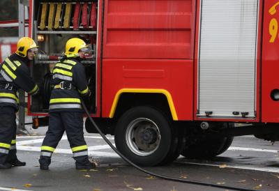 Vatra "progutala" fasadu kuće u Novom Sadu: Brza reakcija vatrogasaca sprečila širenje požara (FOTO)