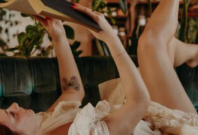 Od provokativnih fotografija do duhovne podrške: Muškarci joj plaćaju da im čita priče pred spavanje - Zarađuje pravo bogatstvo