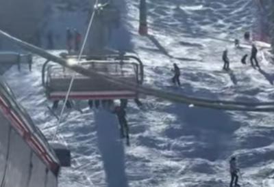 STRAVIČAN SNIMAK: Dete palo iz korpe žičare na Jahorini, skijaši pokušali da ga uhvate (VIDEO)