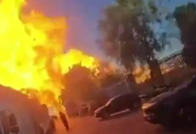 Eksplodirao kamion sa gasom, ima mrtvih: Zastršujuć snimak sa lica mesta - zakucao se u ogradu, a onda je sve odletelo u vazduh (VIDEO)