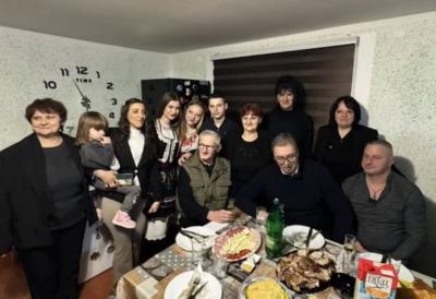 Vučić posetio porodicu Kumbrijanović iz okoline Bora: Uručio potvrde za četiri objekta za koje su podneli zahtev za upis u katastar u okviru inicijative "Svoj na svome"