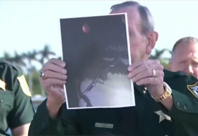 (VIDEO) Sačmaricom na policajce: Strašan trenutak napada na Trampove ljude "Nije jasno koliko je hitaca ispaljeno"