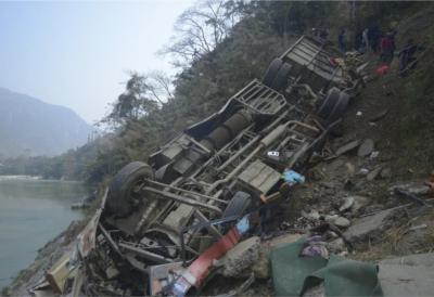 Autobus sa 35 putnika upao u reku, ima mrtvih