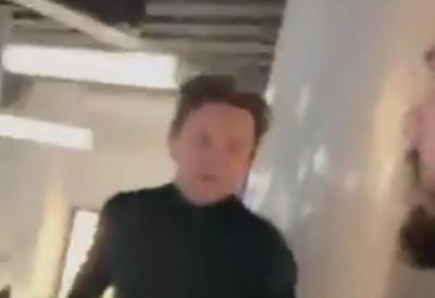 DRAGAN BJELOGRLIĆ FIZIČKI NAPAO TIKTOKERA! Užasne scene nasred lokala, nasrnuo na mladića, otimao mu telefon! PRVA TAČKA BLOKADERSKOG PROGRAMA - NASILJE