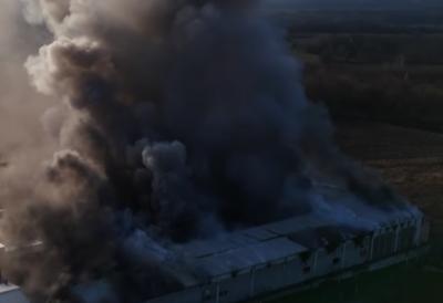(VIDEO) GORI POZNATA FABRIKA NAMEŠTAJA Veliki broj povređenih, hitno prevezeni u bolnicu - Vatrogasci se bore sa vatrenom stihijom