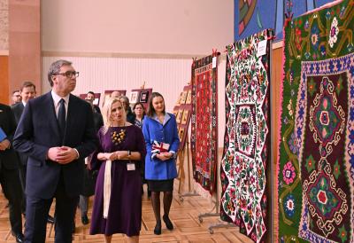 "Ovom izložbom pokazujemo da je nematerijalno nasleđe živa nit Srbije": Vučić se obratio na otvaranju izložbe "Niti državnosti" u Palati Srbija
