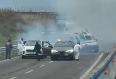 (VIDEO) Eksplozija na putu, vozila za transport novca dignuta u vazduh: Munjevita policijska akcija, naoružani napadači uhapšeni - dramatični snimak akcije sa lica mesta