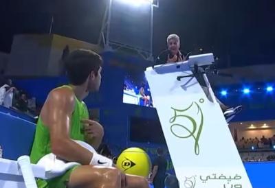 HAOS U DOHI! Alkaraz ušao u klinč sa hrvatskim sudijom - Posle preokreta ipak slomio Rusa za polufinale (VIDEO)