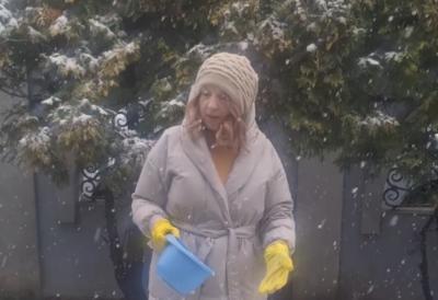 Biljo, šta to radiš? Biljana Jevtić izletela u dvorište i po snegu bacala đubrivo, javnost ne ćuti