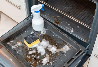 RERNA puna crnih mrlja? Ubacite jednu vlažnu tabletu za sudove i gledajte kako nestaju u dva poteza – trik koji je zaludeo domaćice