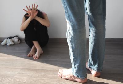 Otac ćerku (12) najgroznije zloupotrebljavao za virtuelne novčiće: Prenosio gnusne snimke zlostavljanja iz specijalnih soba, anonimna prijava razotkrila pakao