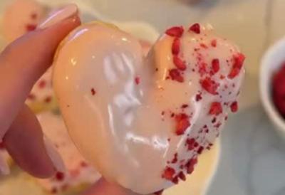 Najlepše domaće PROFITEROLE sa jagodama za Dan zaljubljenih - vazdušasto mekane, prepune kremastog fila od samo 4 sastojka, po receptu influenserke Mile Vujisić