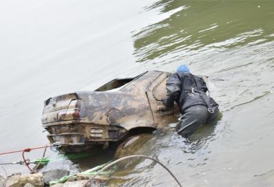 Nestao pre više od decenije, a sada jeziv obrt: Iz Dunava izvučen njegov auto, u njemu pronađeno telo - oglasila se policija