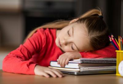 "Ćerka mi je zaspala u 5 popodne, probudila se ujutru u 7" Roditelji širom Srbije zabrinuti zbog naglog umora kod dece - evo šta kaže pedijatar, upozorava na ovo