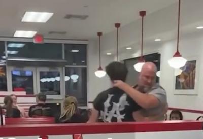 (FOTO/VIDEO) Besni biznismen se obrušio svom silinom na dečaka (15): Davio ga jer je učinio jednu stvar, ljudi u neverici posmatrali nasilje - evo detalja presude