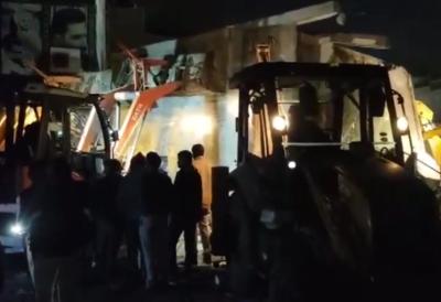 (VIDEO) Urušila se zgrada u prometnom delu grada, ima mrtvih: Ljudi zarobljeni ispod ruševina, dramatična akcija spašavanja - potresni prizori sa lica mesta, oglasio se i ministar