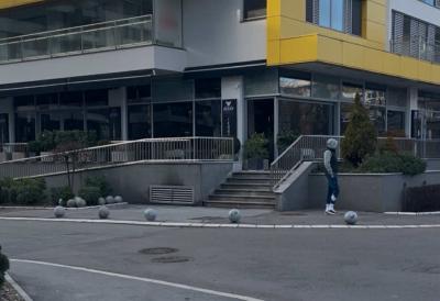 Uhapšen osumnjičeni: Bacio bombu ispred restorana na Novom Beogradu, kamere zabeležile incident