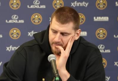 Jokić se pojavio pred medijima, ali svi su gledali SAMO JEDNO - Desna ruka izazvala lavinu pitanja (VIDEO)