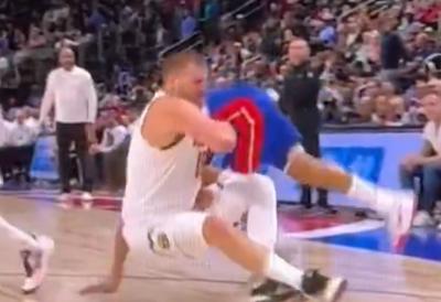 SKANDAL NA PARKETU! Rival zgrabio Jokića za međunožje - Nikola pao i previjao se od bolova (VIDEO)