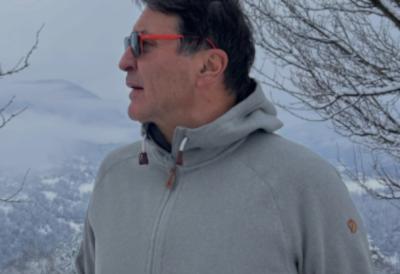 Jovan Memedović zabrinuo javnost - voditelj u sedmoj deceniji života uslikan sa štapom