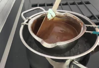 Trik za savršenu čokoladnu glazuru KOJA NEĆE PUCATI: Dodajte 1 sastojak i 10 sekundi do sjaja!