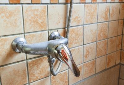 Kako brzo i lako ukloniti KAMENAC iz kupatila – trik britanske “kraljice čišćenja” Mrs Hinch koji svaka domaćica u Srbiji mora da zna