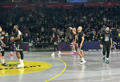 VRATIĆE SE... Košarkaši Partizana pred duel sa Realom izašli na zagrevanje u Areni sa specijalnim majicama (FOTO)