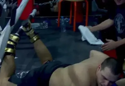 Baka Prase krenuo da se hvata za glavu: Došlo do neviđenog incidenta usred uživo prenosa boks meča - takmičar ispao iz ringa (VIDEO)