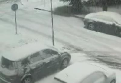 Hrvatsku okovala mećava, potpuni haos na severu: Sneg zatrpao puteve, cela županija bez struje - kamioni stoje, vetar pravi haos (VIDEO)