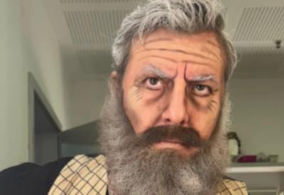 Naš poznati glumac potpuno neprepoznatljiv - Nikada ne biste prepoznali ko je iza ove šminke