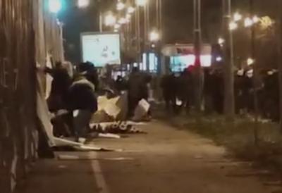 Novo blokadersko nasilje u Beogradu: Sve ih je manje, a sve su nasilniji: Krše i lome park Ušće - pogledajte kako ruše sve pred sobom (VIDEO)