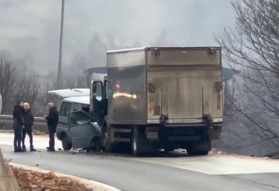 Stravična saobraćajka na putu Sarajevo - Pale: Poginula žena, vatrogasci sekli kombi da izvuku povređene planinare
