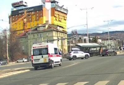 (VIDEO) Uznemirujući video: Ovo je stravični trenutak kada je tramvaj ispao iz šina u Sarajevu - jedna osoba stradala, više hospitalizovanih