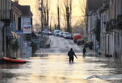 Apokaliptične scene u Francuskoj: Poplave gutaju gradove, ljudi evakuisani iz domova - kiša ne staje 34 dana, vlasti upozoravaju na najgore (VIDEO)