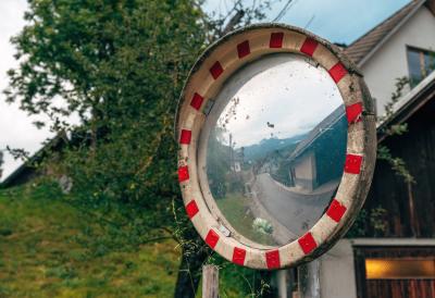 Žena i suprug povezali ogledalo s DEMONSKIM SILAMA: Vera u Feng Šui izazvala PAKAO u saobraćaju i NIZ SUDARA!