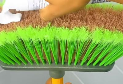 Trik za čišćenje kupatila od 5 sekundi koji skida SAV kamenac: Jedna mama otkrila ČIME čisti kupatilo i sada svi kopiraju ono što radi