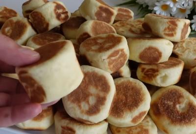 POGAČICE IZ TIGANJA bez prženja u dubokom ulju: Pufnaste kao oblak, mekane kao duša - savršene i uz slatki i uz slani namaz