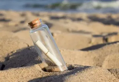 Godinama u more BACA BOCE SA PORUKAMA, a sada je dobila ODGOVOR koji ju je šokirao