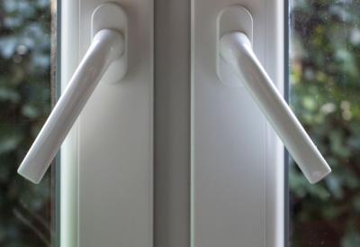 Samo 2 SASTOJKA skidaju ŽUTINU sa PVC stolarije: Prozor zablista kao nov za 5 minuta - bez ribanja i skupe hemije