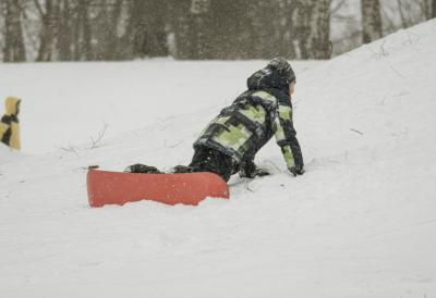 Igra na snegu završila se tragedijom: Dečak (11) nastradao dok ga je auto vukao na sankama - detalji su jezivi