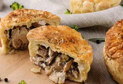 Ove pitice su savršen spoj sočnog fila i hrskavog lisnatog testa – uživanje u svakom zalogaju (Recept)