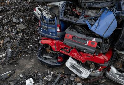 TRAGEDIJA NA OTPADU: Pritisnuo dugme, a onda shvatio da je čovek u kolima!