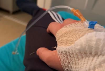 Naš pevač smršao čak 50 kilograma, a sad završio na infuziji: Oglasio se sa braunilom u ruci i zabrinuo sve - šta mu se desilo?