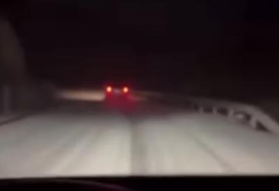 Sneg ne prestaje, vetar pravi haos: Zavejan put između dva grada (VIDEO)