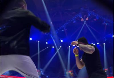 Već je počeo VATROMET u Minhenu: Stošić i Džoker uleteli u kavez i krenuli da razmenjuju udarce (VIDEO)