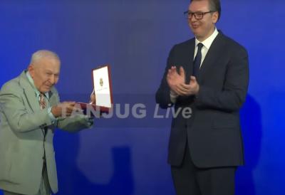 Dušan pohađa doktorske studije u devetoj deceniji života: Predsednik Srbije Aleksandar Vučić svečano uručio Orden Karađorđeve zvezde najstarijem studentu
