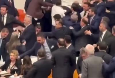 (VIDEO) Sevale pesnice u parlamentu: Ogroman haos oko imenovanja kontroverznog kandidata za Ministarstvo pravde - opozicija pokušala da blokira pa se sve izmaklo kontroli